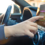 un uomo che regola la musica in un'auto