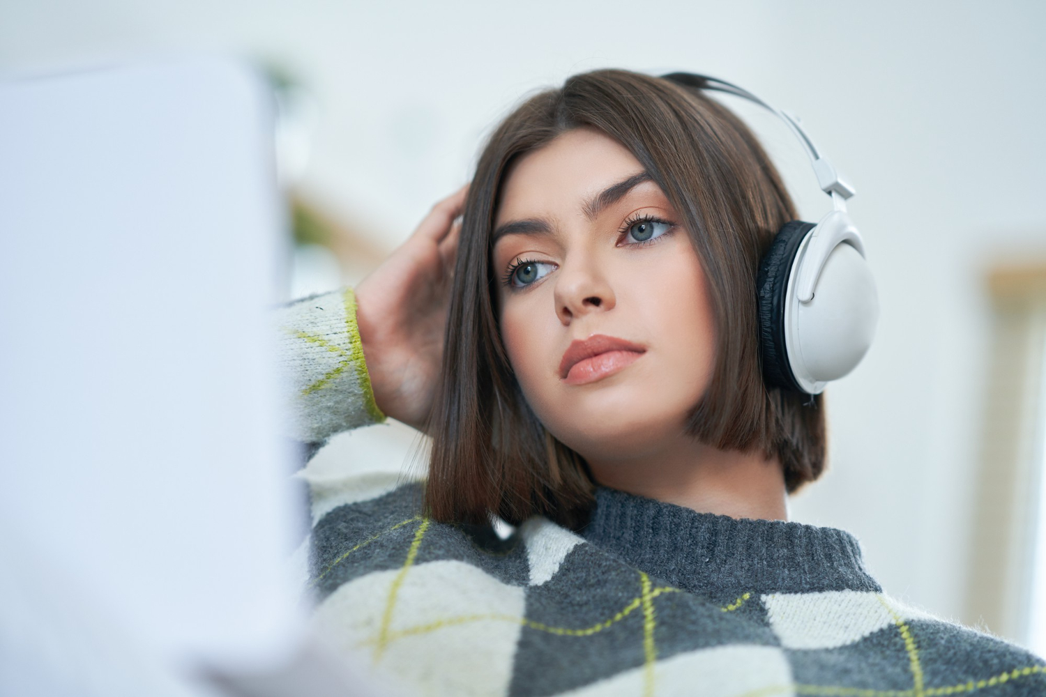 Riunioni più chiare: attiva denoise, eye-contact e riepiloghi automatici